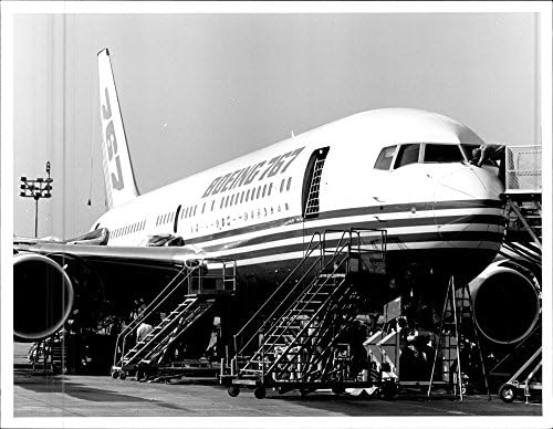 Гроздобер фотографија на Боинг 767 е подготвена за летот на девојчето. Машината е украсена со налепници од 17 авиокомпании нарачале